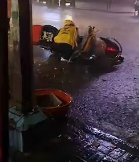 破防了！成都，一个 29 岁的小伙点夜宵，快一个钟头没送到，突然骑手打来电话，带
