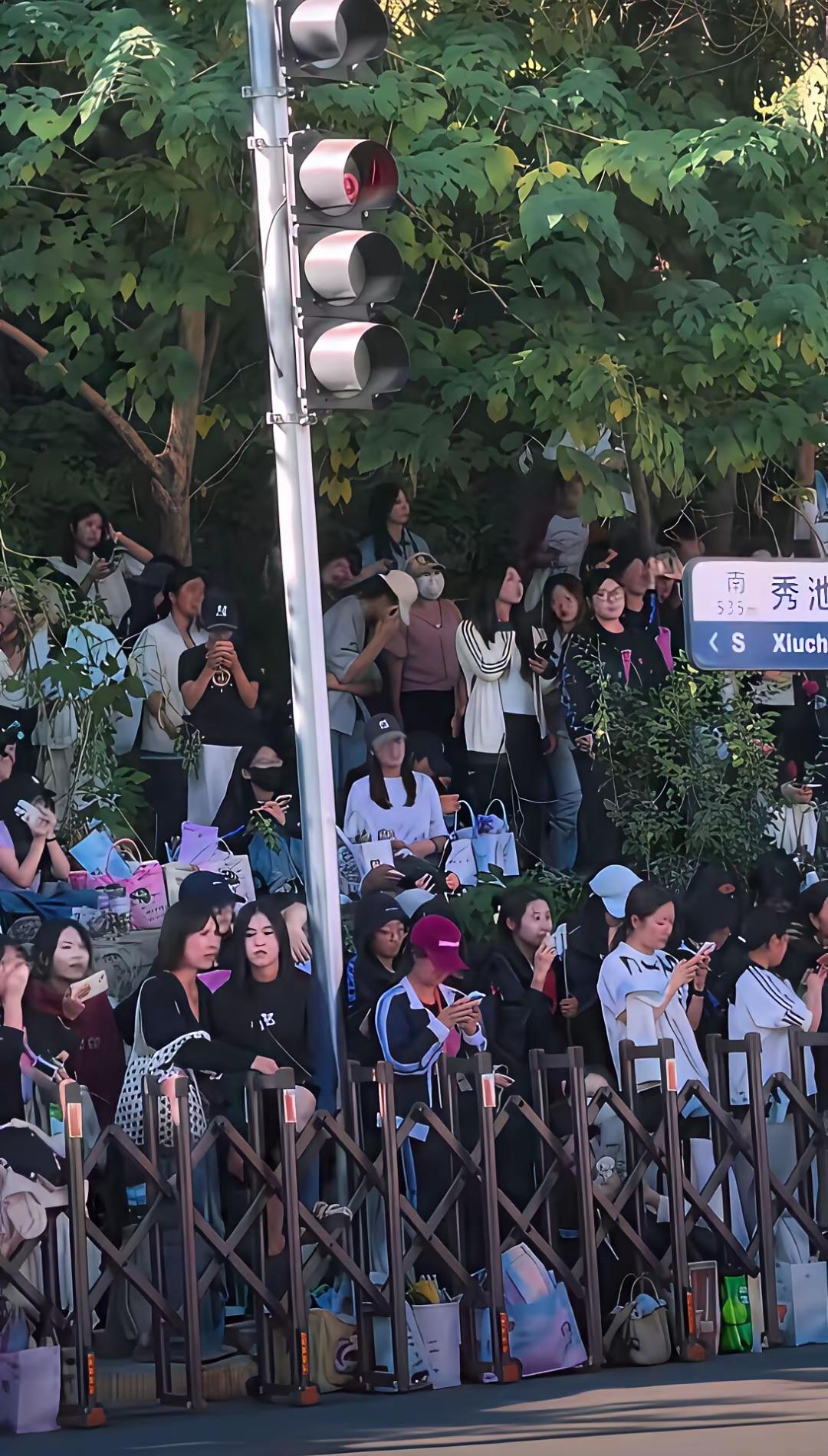 辱骂王皓的三名女性极端球迷被行拘，两个均为十九岁，一个只有十六岁：她们终于受到了