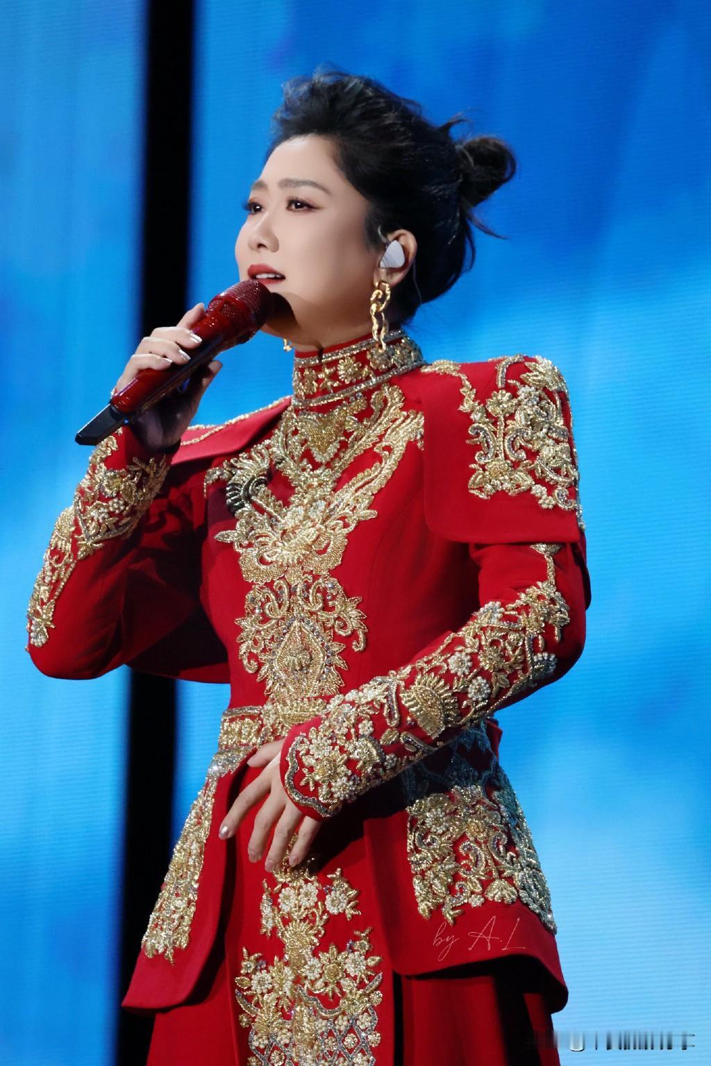 玲花真是个宝藏歌手！1998 年，18 岁的她怀揣几百块钱从内蒙古到深圳逐梦，普