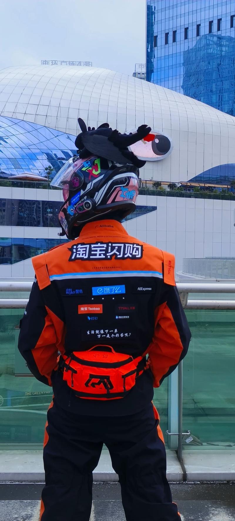 淘宝闪购骑手工作服赢得了法国设计金奖！
7月10日，法国设计奖公布了获奖名单，获