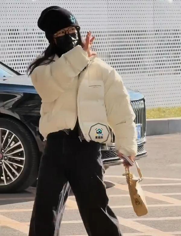 杨紫玉兰花开君再来进组路透杨紫今日从北京出发飞往海口，进组拍摄新剧《玉兰花开君再