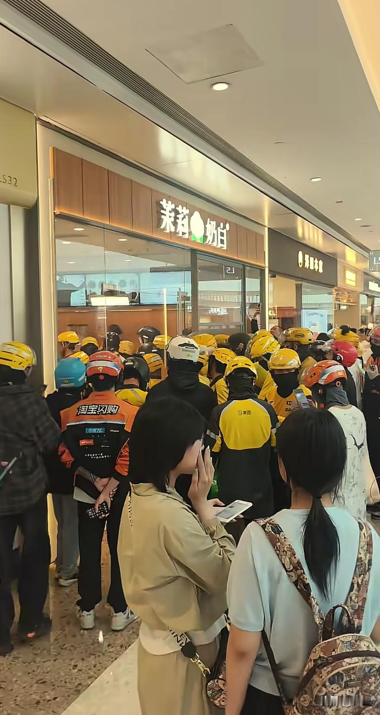 因为给广西洪灾捐了100万人民币，茉莉奶白最好的福报来了。
不管是线上外卖，还是