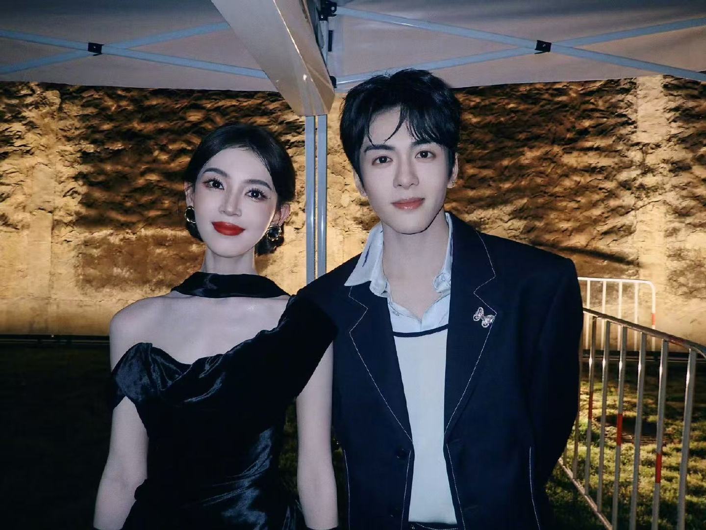 陈瑶晒曾舜晞合照陈瑶晒文荣奖后台合照 男帅女美 ​​​