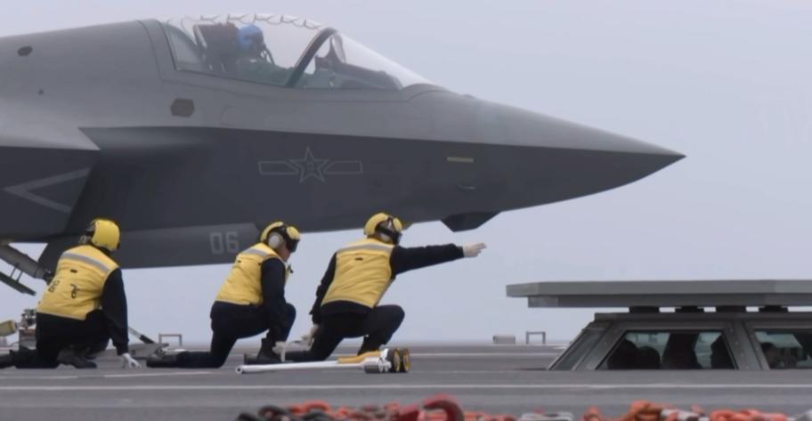 2025年，解放军实现“大跃进”，福建舰只是开胃菜

今年中国军事科技可以说捷报