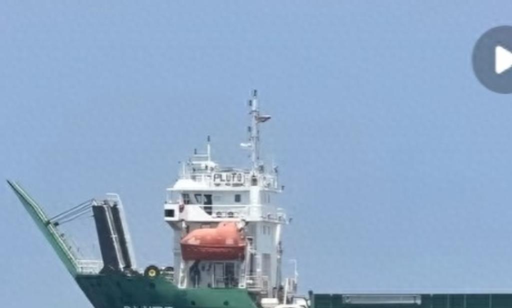 谁能想到，平时在波斯湾海域横着走的印度巨型油轮，遇到真枪实弹瞬间就软了？

就在