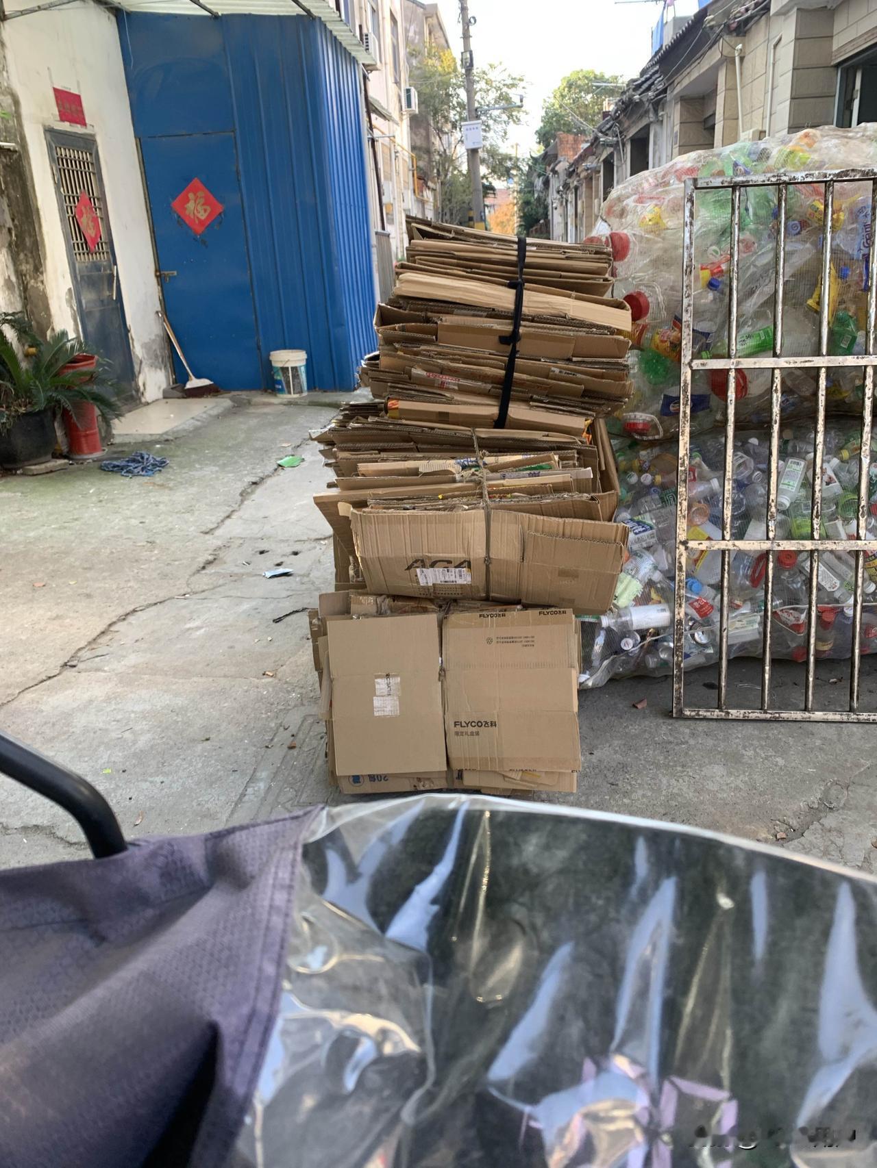 今天星期天，把家里攒了一个月的旧货去卖了，没想到卖个旧货纸皮还要排队，前面有两个