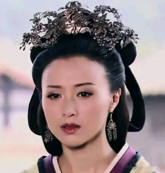 公元前195年，刘邦去世，薄姬跪在他的灵前痛哭。此时吕后走来，对她温柔地说：“你