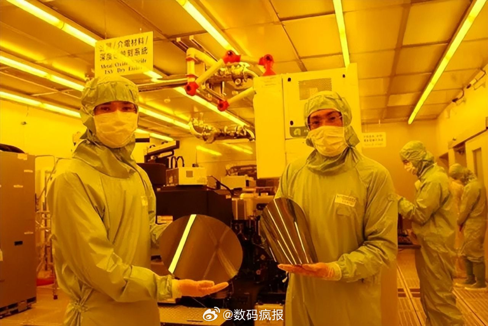 台积电董事长魏哲家宣布，由于台积电 2025 年营收和利润双双刷新历史纪录，决定