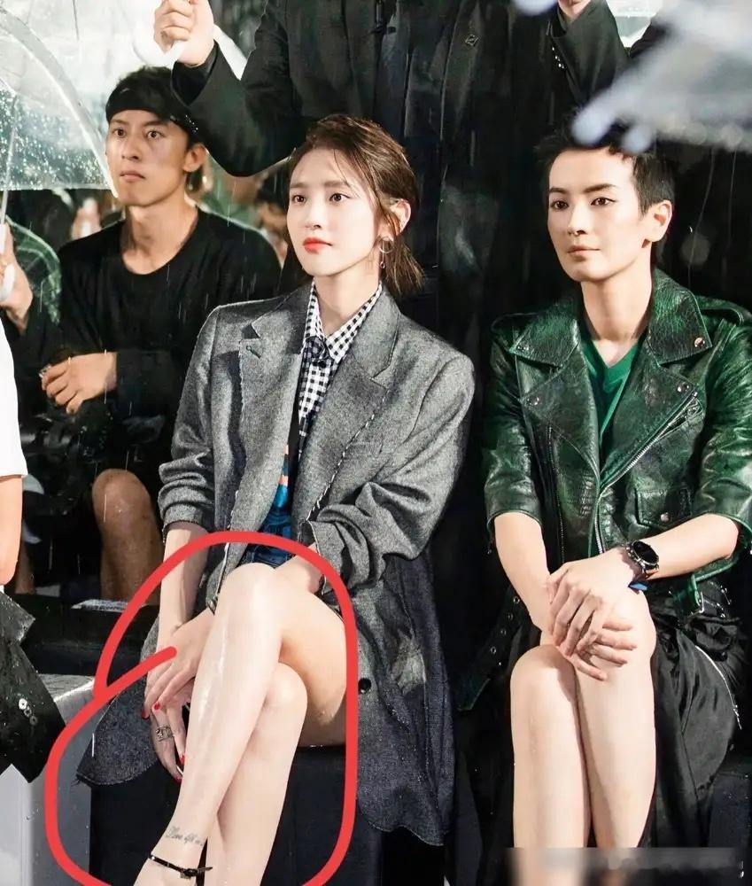 扒了半天唐艺昕的纹身，才发现她拒绝过张若昀的求婚。 你去看她脚踝，刻着“love