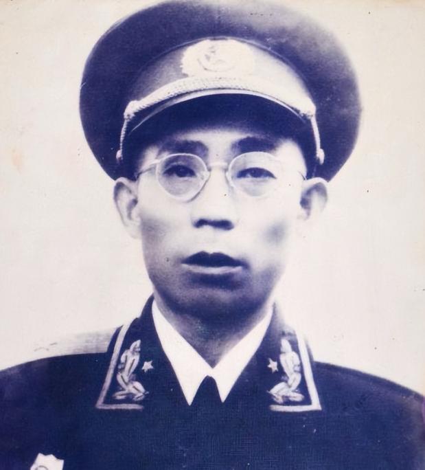 1980年代，成都某军区医院的病房里，两个加起来超过150岁的老人，四目相对，一