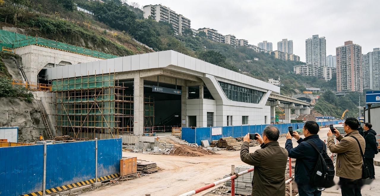不少关心轨道交通的本地市民，自发前往重庆轨道15号线各个站点周边，用手机记录工地
