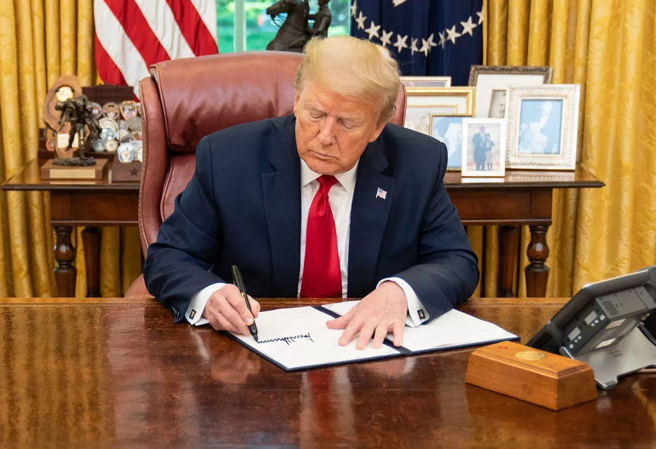 美国总统特朗普已正式签署了2026财年国防预算，总额突破9000亿美元。该预算案