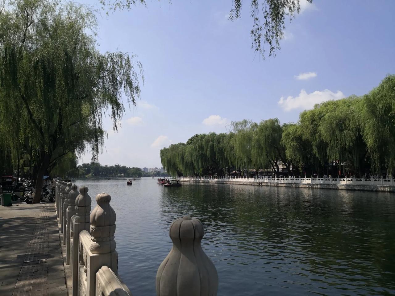 今天下午，我又一次来到了什刹海，上次来什刹海，我们是沿着什刹海东岸走，今天我们走