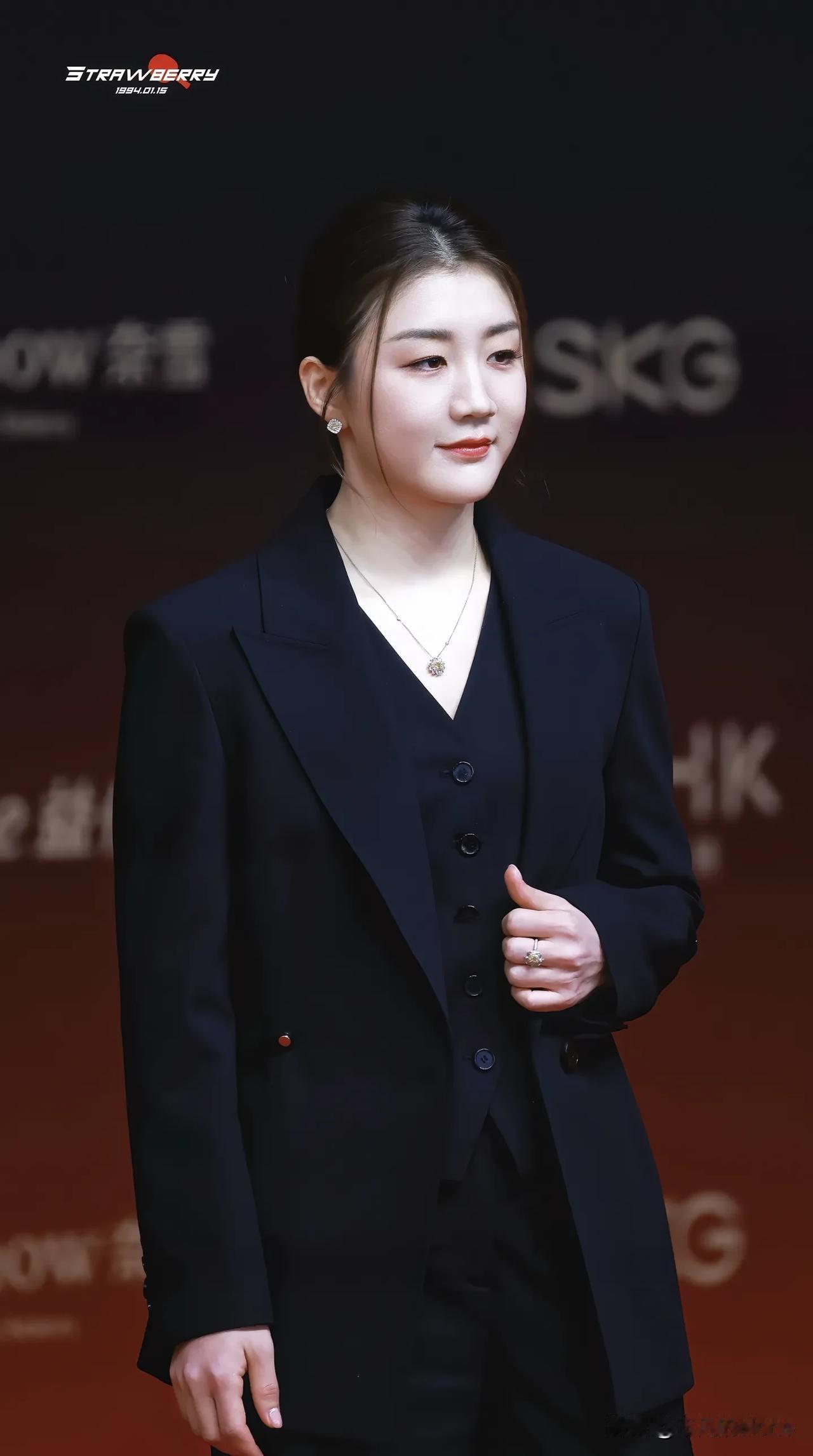 11月29日，奥运冠军陈梦受邀出席首届代言人影响力盛典。

她身着黑西装，脚踩黑