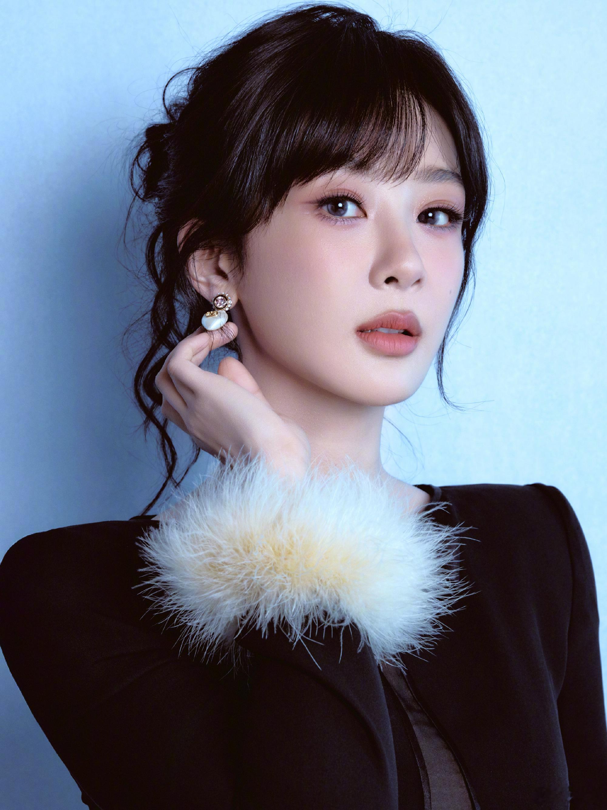 白鹿、杨紫、田曦薇凭借扎实演技与作品号召力成为扛剧花，白鹿斩获 2025 年度称