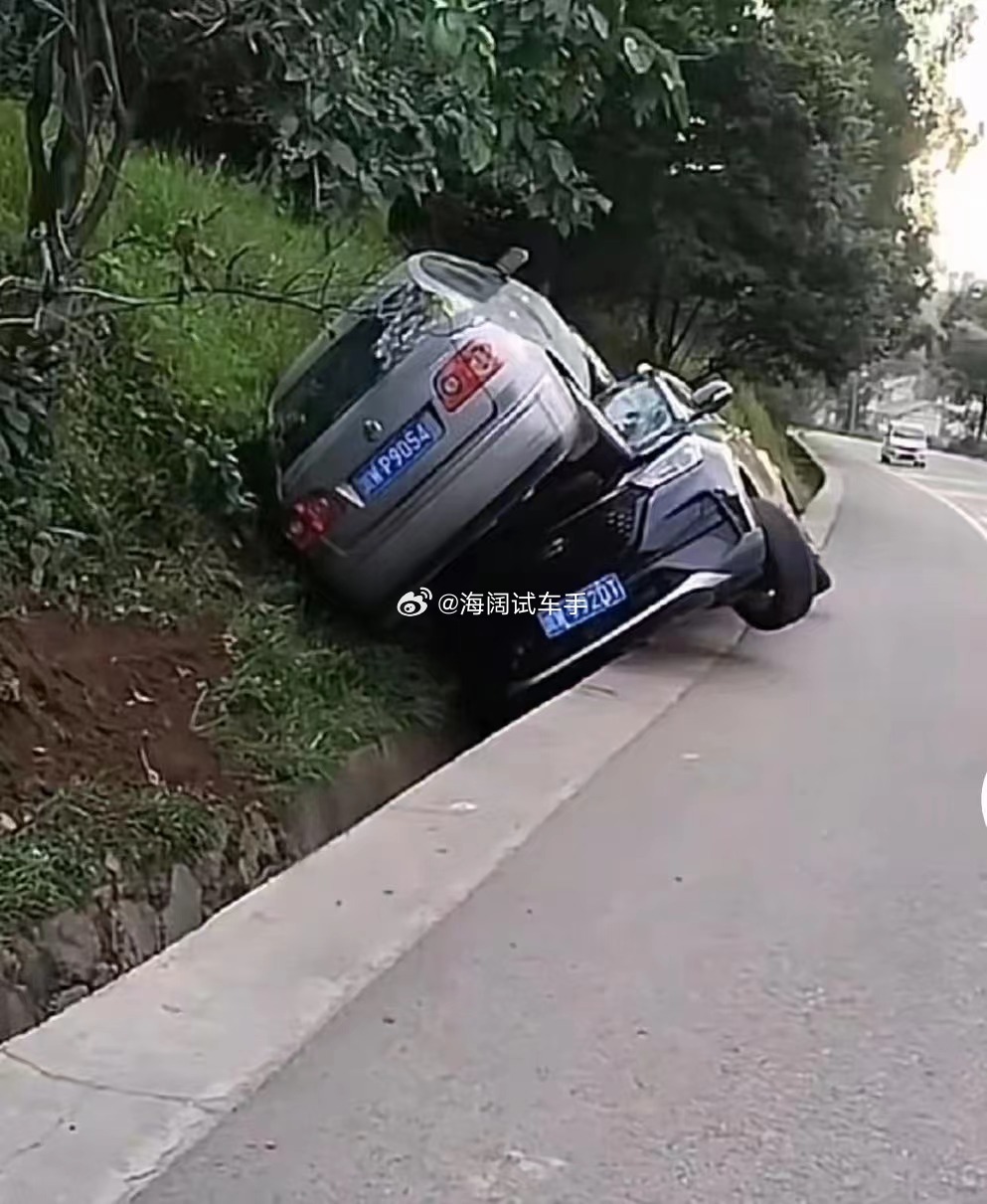 这俩车在干啥？？？这个造型是如何摆出来的？？？海阔试车超话