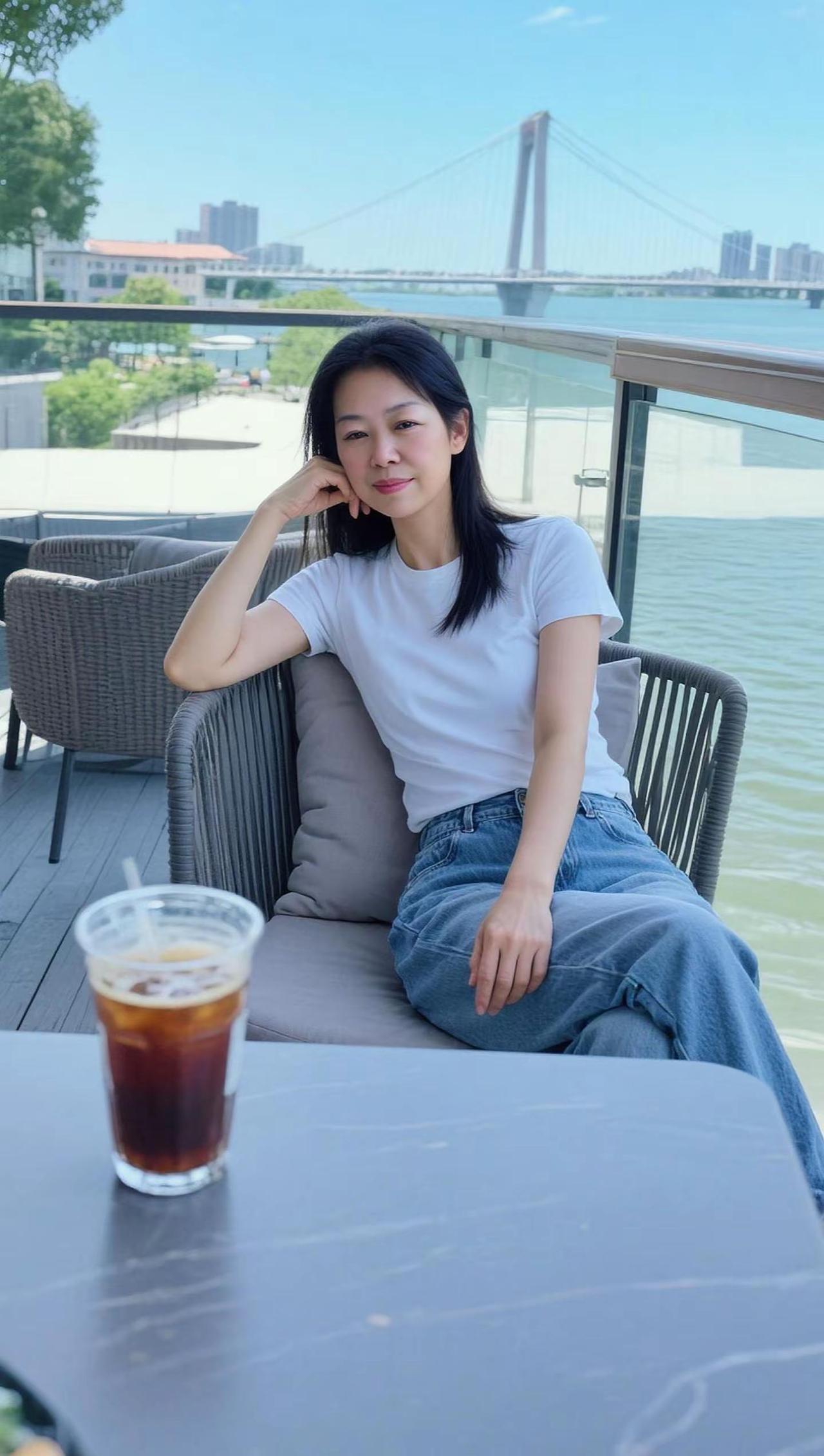 现实的人生价值观。AI露台生活照
