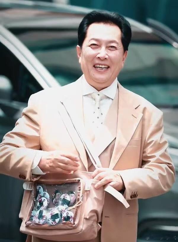 73岁的唐国强37岁的我自愧不如 73岁的唐国强老师就像一颗璀璨的明星，在综艺里