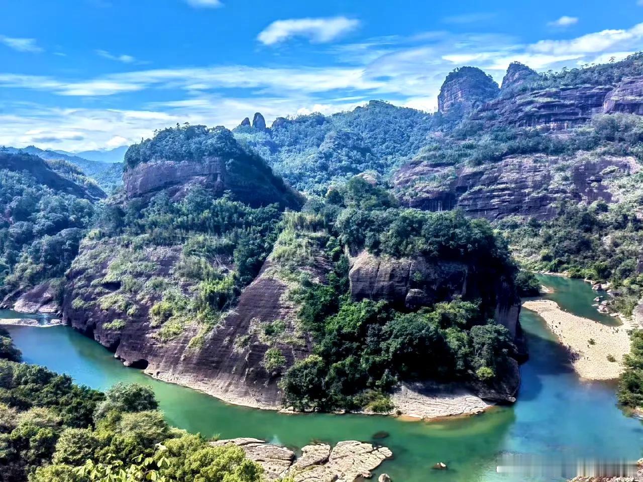 【南平·武夷山】

流水潺潺，山风带着沁人的清新，来武夷山开启一次治愈之旅吧！