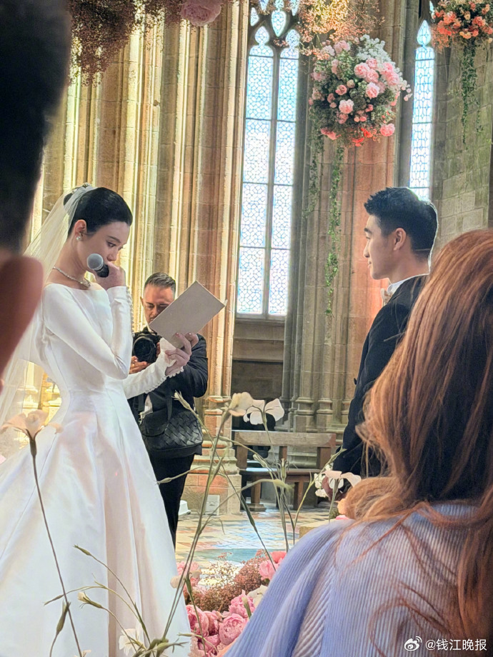 【王嘉尔发多张何猷君与奚梦瑶婚礼照片，记录8年好友的幸福瞬间】#奚梦瑶婚礼落泪神