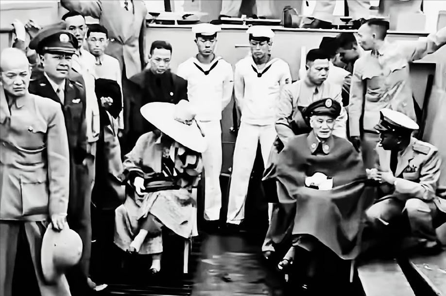 这是蒋介石和宋美龄最后撤离大陆时的凄凉一幕

1949年12月，蒋介石在成都最难