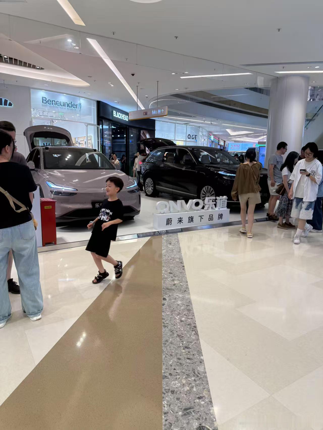 群友投稿 苏州中心 此刻大v聊车蔚来乐道l90大三排suv空间奇迹 ​​​