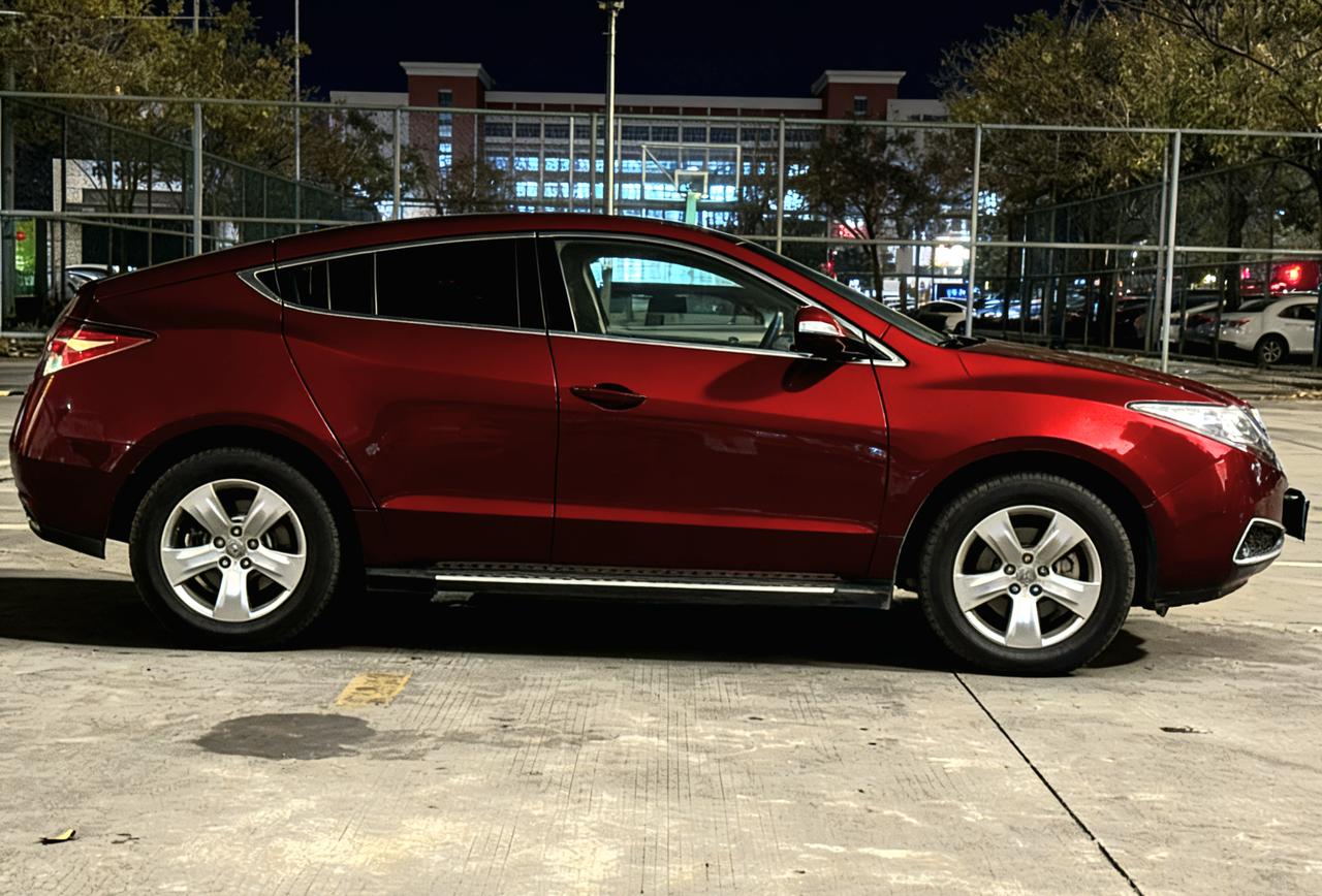 这是一位女性网友的讴歌Z DX和我的MDX实话说他俩的底子差不多。就底盘操控性来