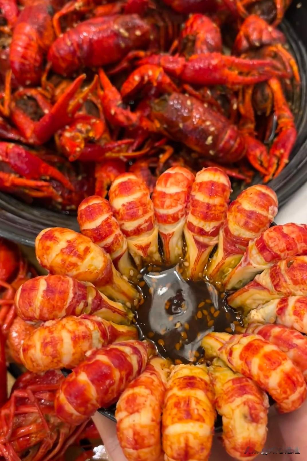 口味上不做纠结，清蒸油焖各来一份！虾的个头🍤已经很大了黄也很饱满。香辣蟹🦀️