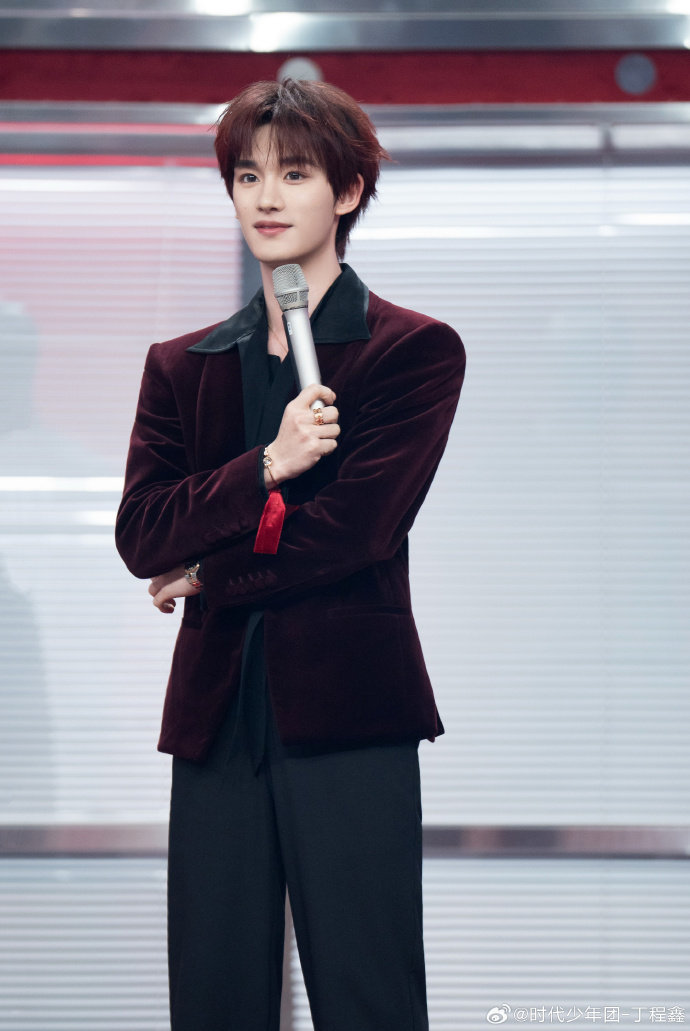 丁程鑫cha了大东北是我的家乡摔倒都摔得这么可爱，眉眼弯弯的样子真的太圈粉了。丁