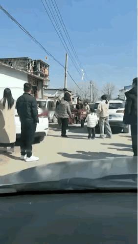 车上这个男子下手太狠了，这是没有打到人的身上，以他的这个力度，这要是打在人的身上