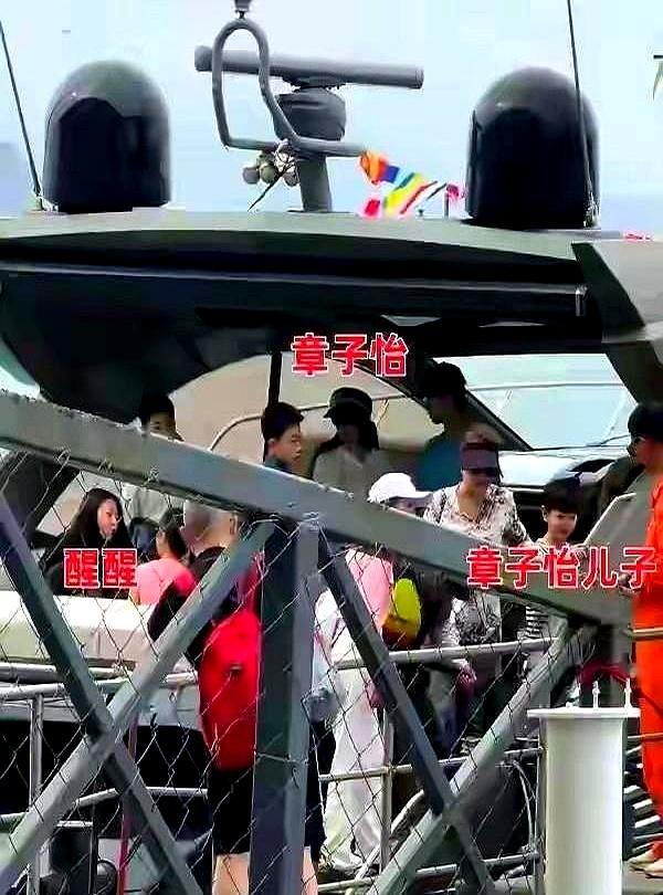 汪峰三亚宠新女友和继女 章子怡独自带俩娃挑战海上攀岩
 
汪峰全程拎着购物袋付账