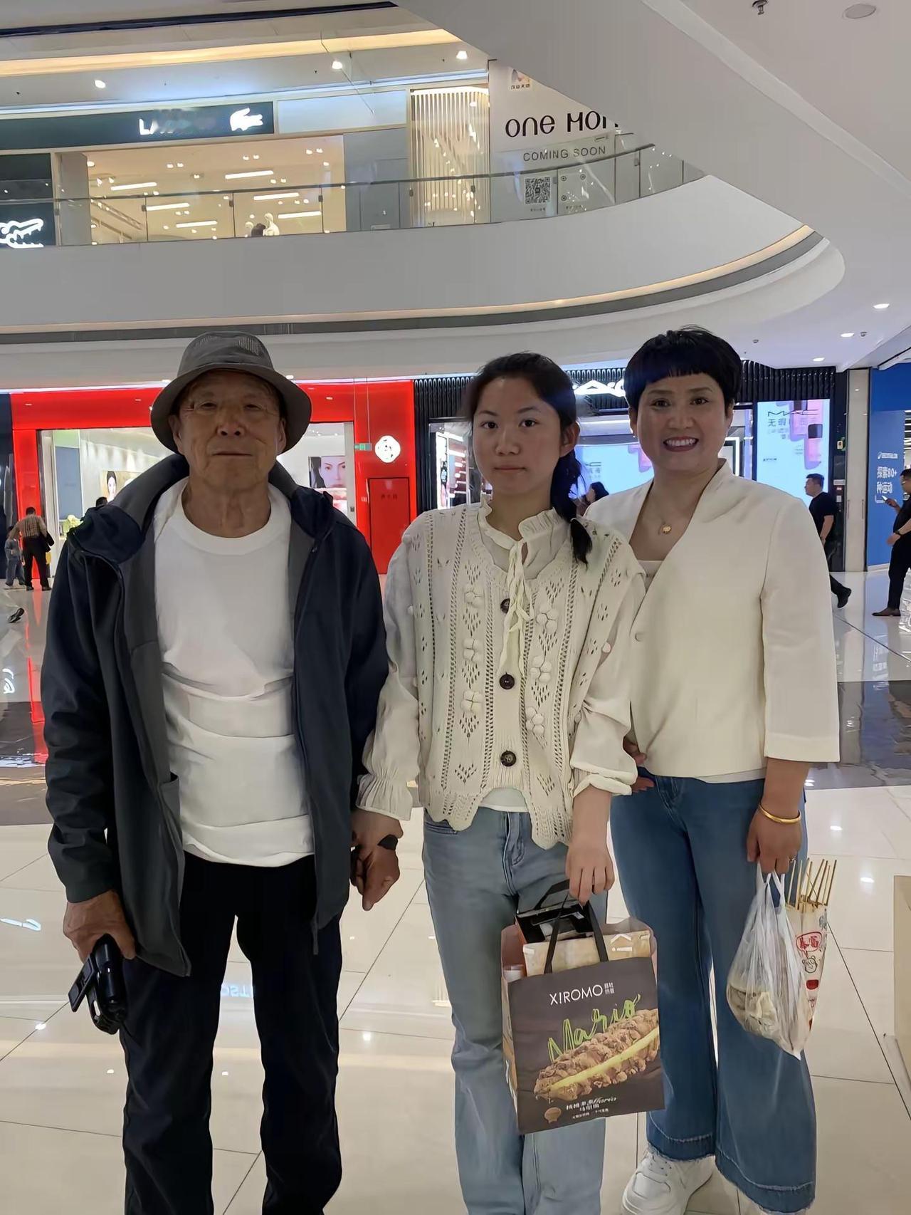 祖孙三代，同框即是圆满，平安喜乐，便是最好光景