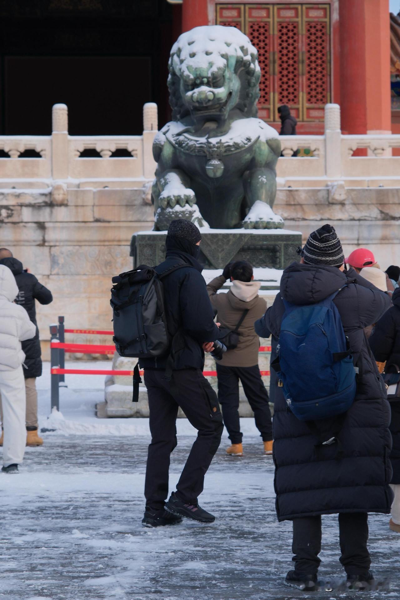 李现拍的雪后故宫，红与白的碰撞，古典与镜头的融合，太美了～
故宫偶遇李现 
李现