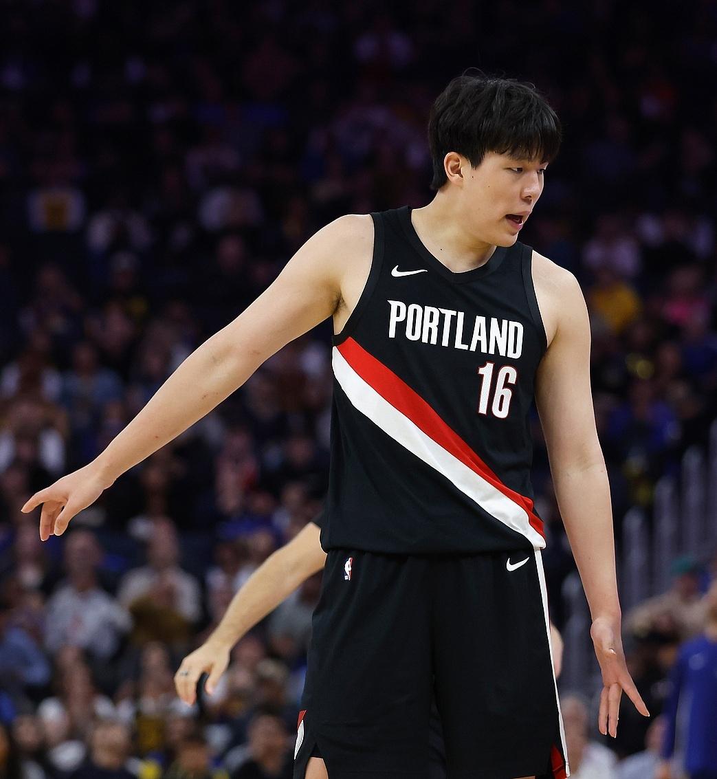 开拓者4位中锋球员数据对比，克林根9.5分10篮板彻底坐稳首发，杨瀚森数据略显尴