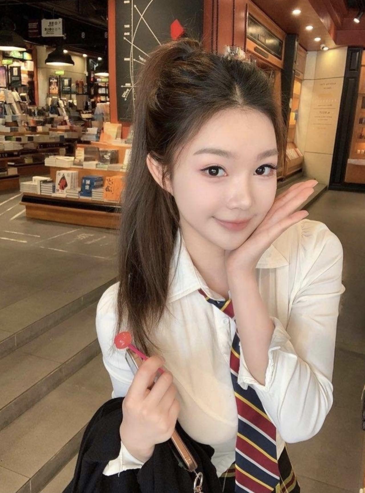 爱逛书店的女友  02年/168cm/108斤