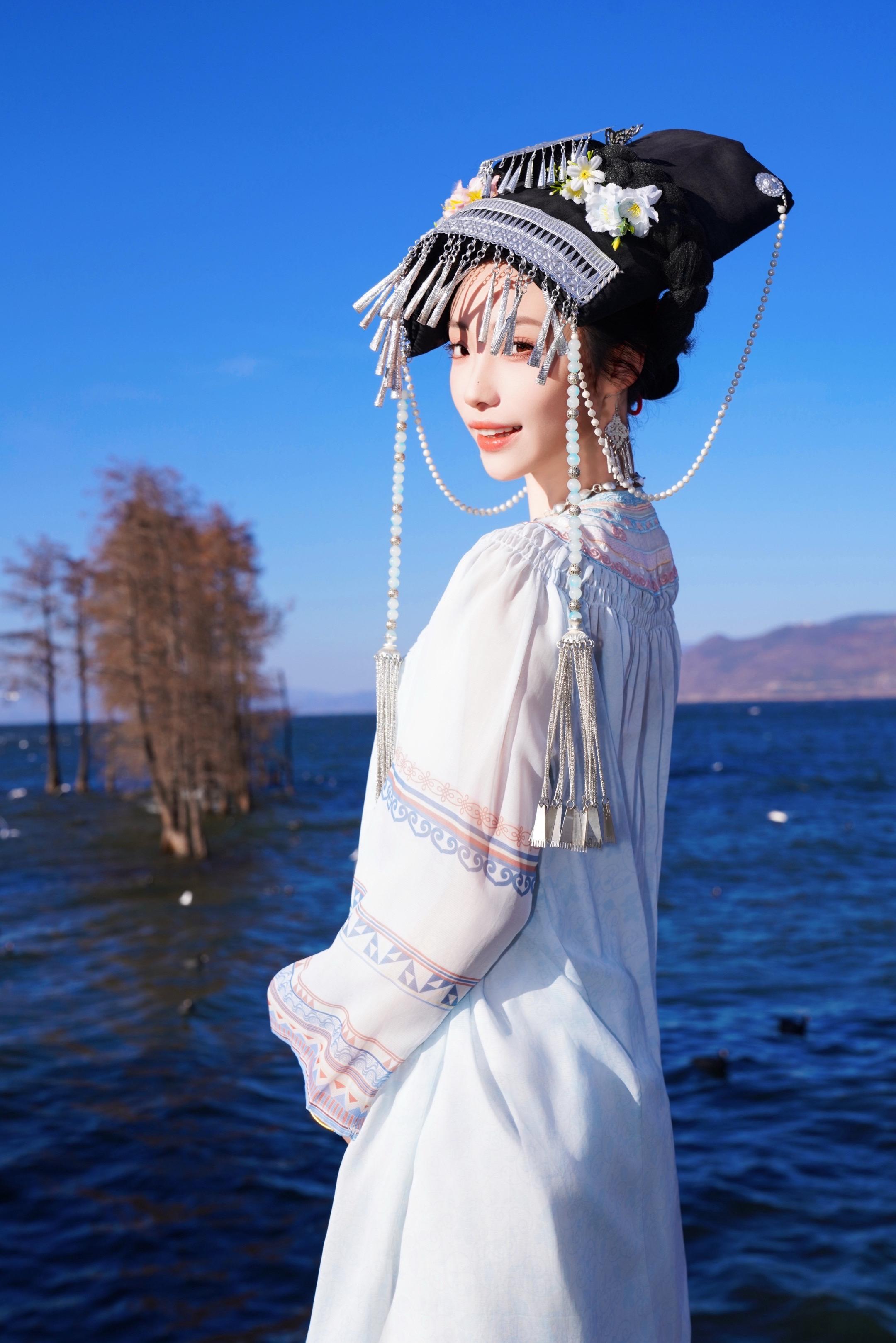 恰好这儿天蓝树绿海清。