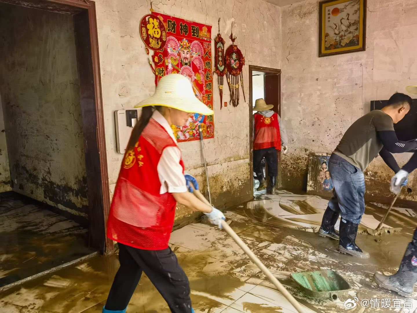 巾帼绽芳华雨中显担当——记秭归县救灾一线“红色娘子军”暴雨无情，巾帼有爱。秭归县