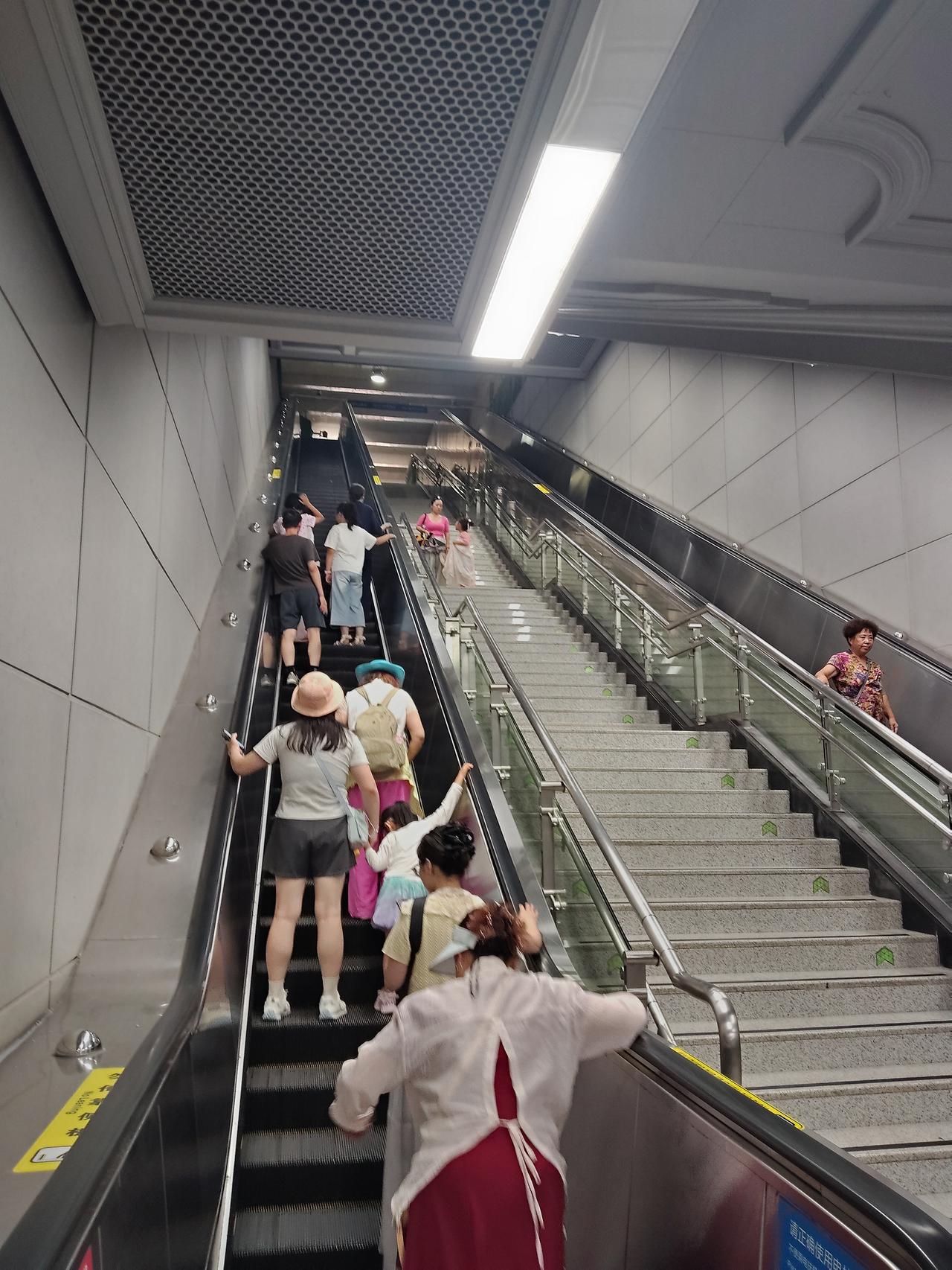 司门口黄鹤楼站地铁出入口的电梯为何要反向运行?
  地铁站进口的电梯一般都是右边