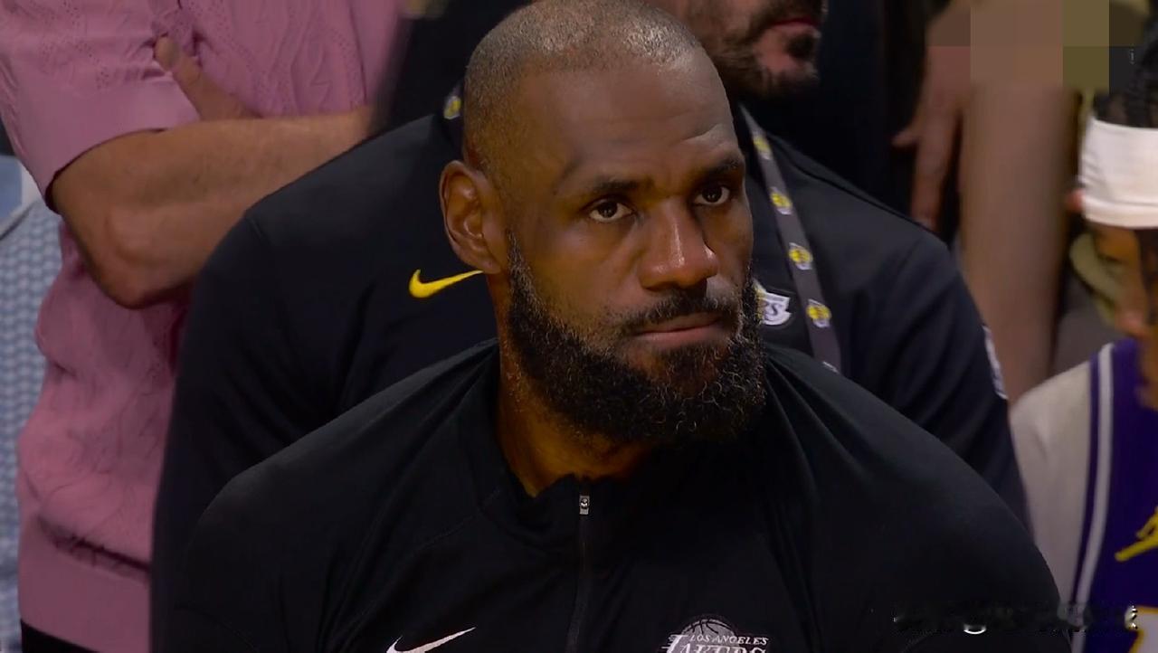 湖人超级球星詹姆斯又被同行夸赞了！最近NBA名宿“魔兽”霍华德在参加的一个节目中