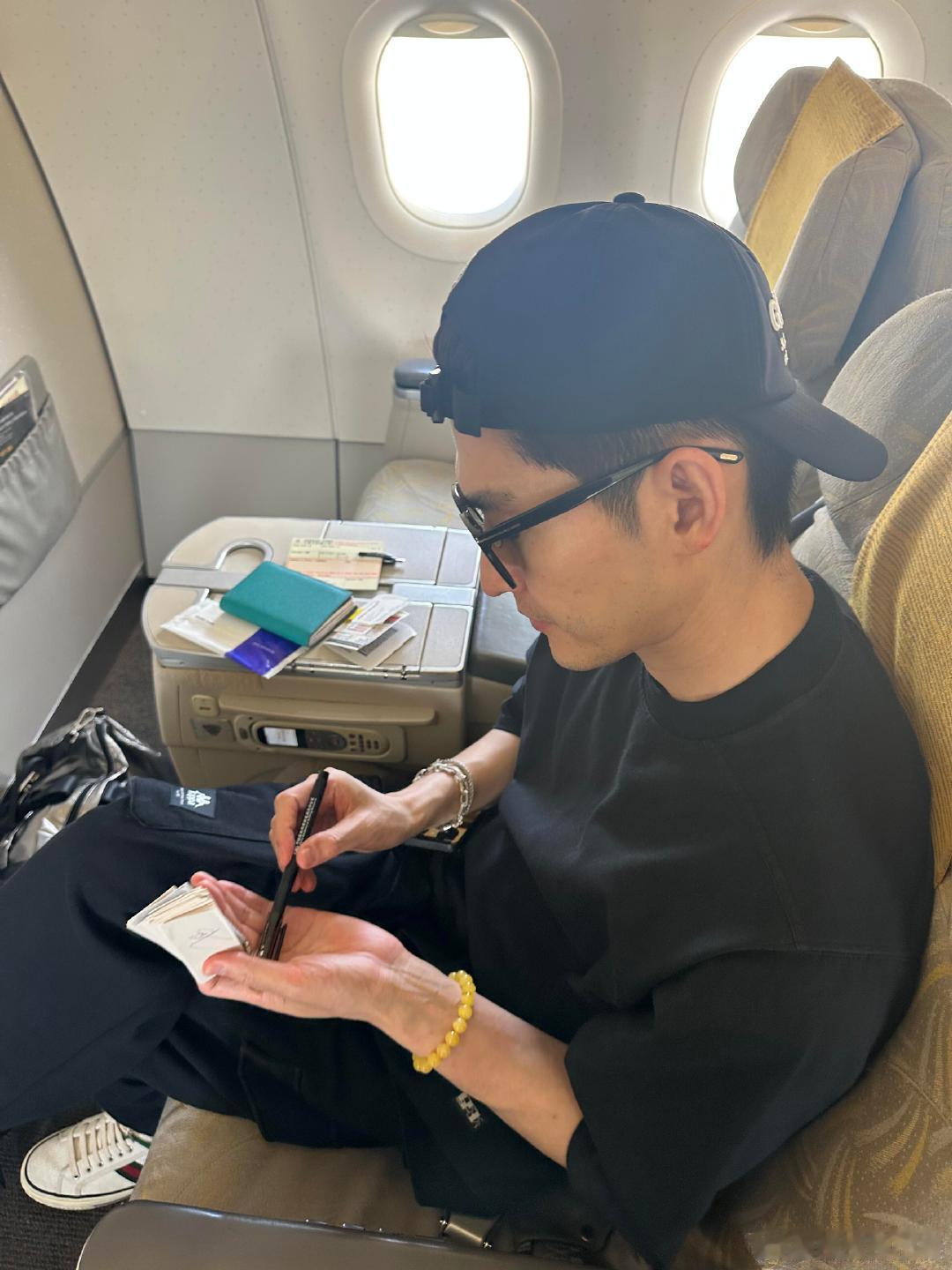 在飞机上偶遇张翰网友在飞机上偶遇张翰网友在飞机上偶遇张翰，他背着银色的包包，穿搭