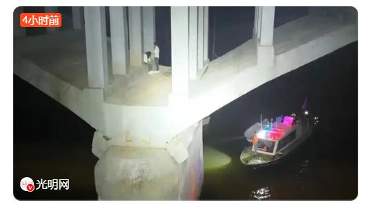 最近浙江义乌有对情侣上演了一出 “连环跳江” 闹剧。女友鞋滑落江中，男友下江打捞