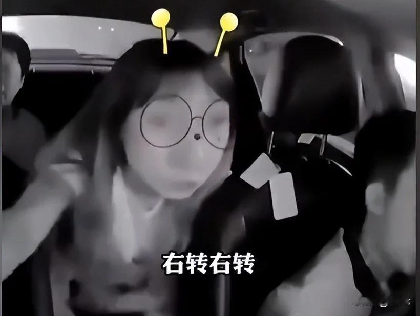浙江杭州。
网约车司机接了一对闺蜜，司机按照规定路线行驶，一名女子让司机右转先送