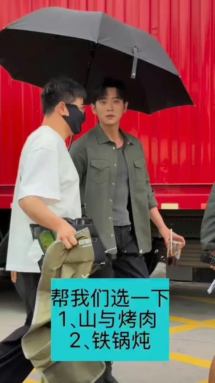 何与请丞磊《许你星河千里》剧组喝奶茶，之前丞磊还宣传了他的烤肉店，都是爱机车的大