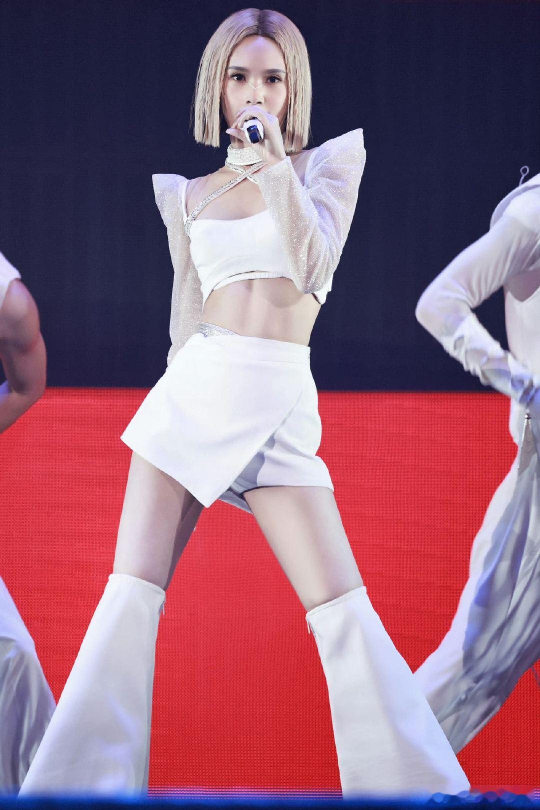 #杨丞琳LIKEASTAR世界巡回演唱会# 杨丞琳在宁波演唱会唱了《孤独是一种安