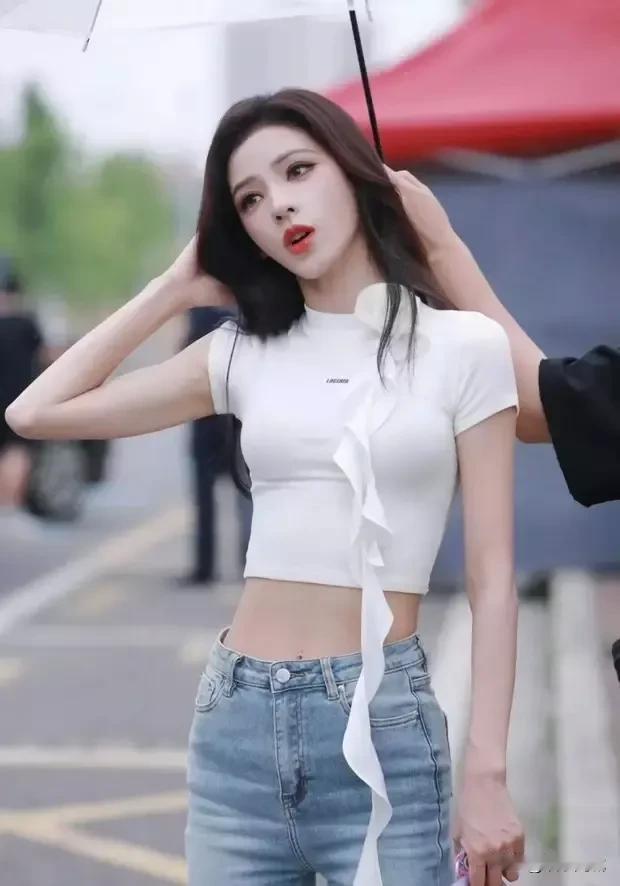 在光怪陆离、佳丽如云的娱乐圈中，张予曦宛如从梦幻画卷中翩然而至的仙子，身姿曼妙得