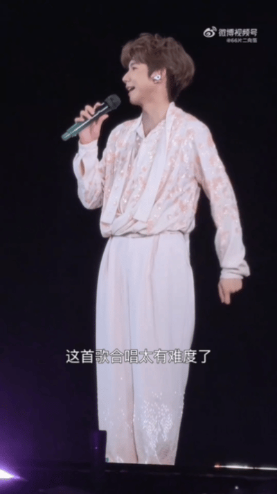 王源夸粉丝是小天才 王源小王是没有想到的演唱会名场面来了，王源被粉丝的大合唱实力