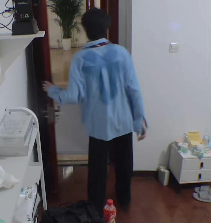 应该是所有人在整天练习结束后去拍摄的证件照，很多人都提到了化完妆穿着拍摄的衣服回