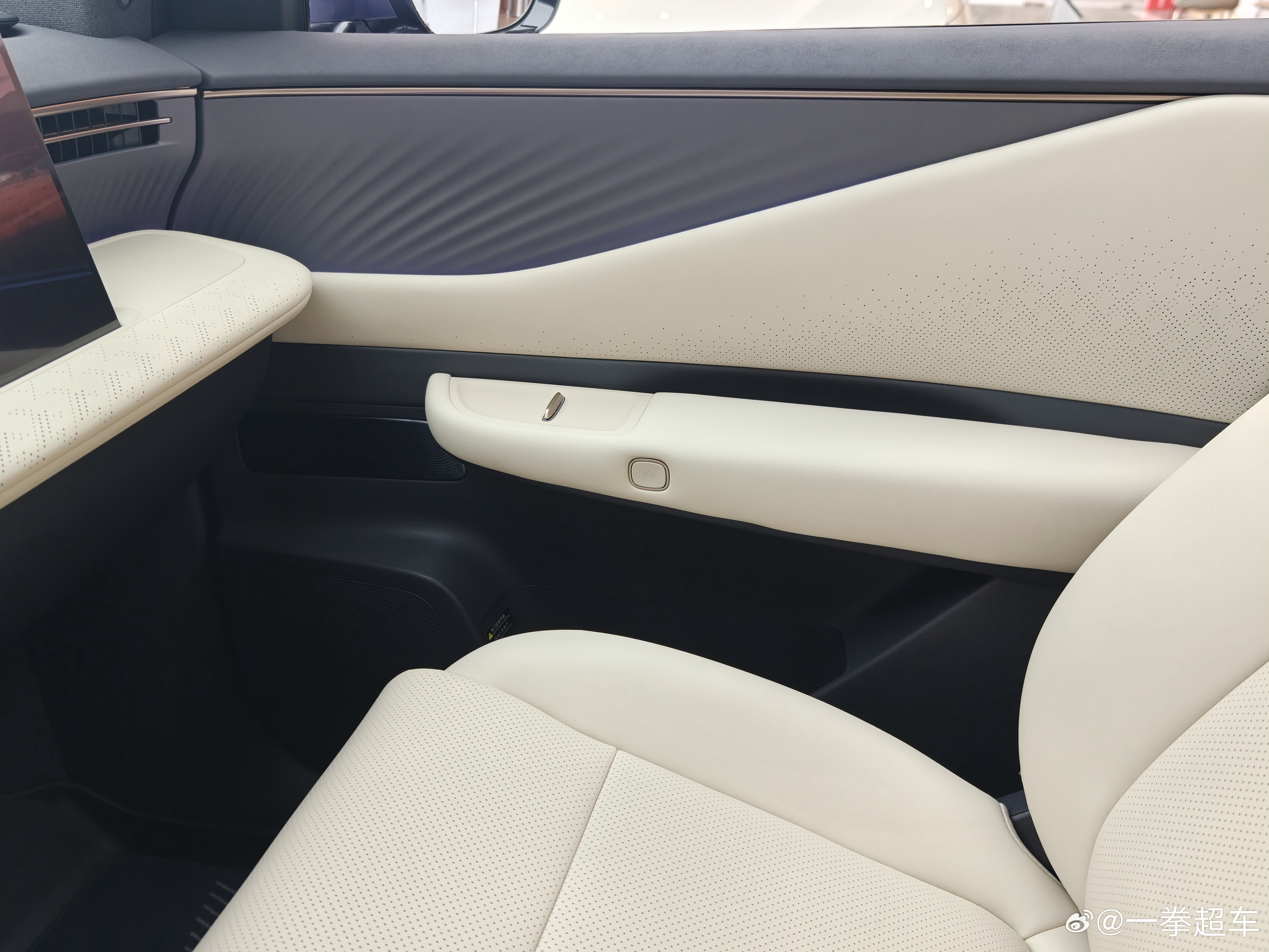 NX8这个静态无敌了，前后排座椅都很舒适，一坐进去就有“沙发”感，而且这张座椅并