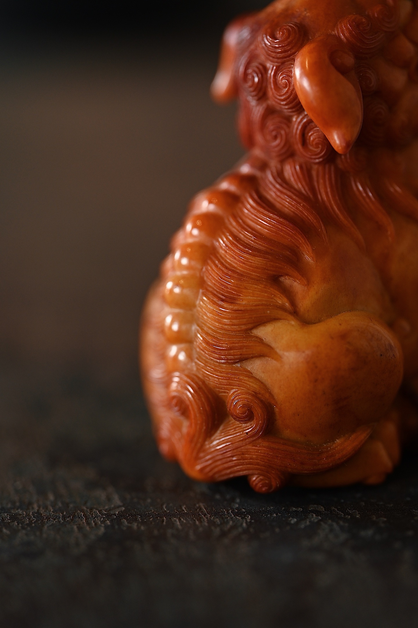 鹿角仿古 | 瑞狮踩球造型简洁流畅，线条大气，雕刻瑞狮蹲坐，神态灵动，足下绣球细