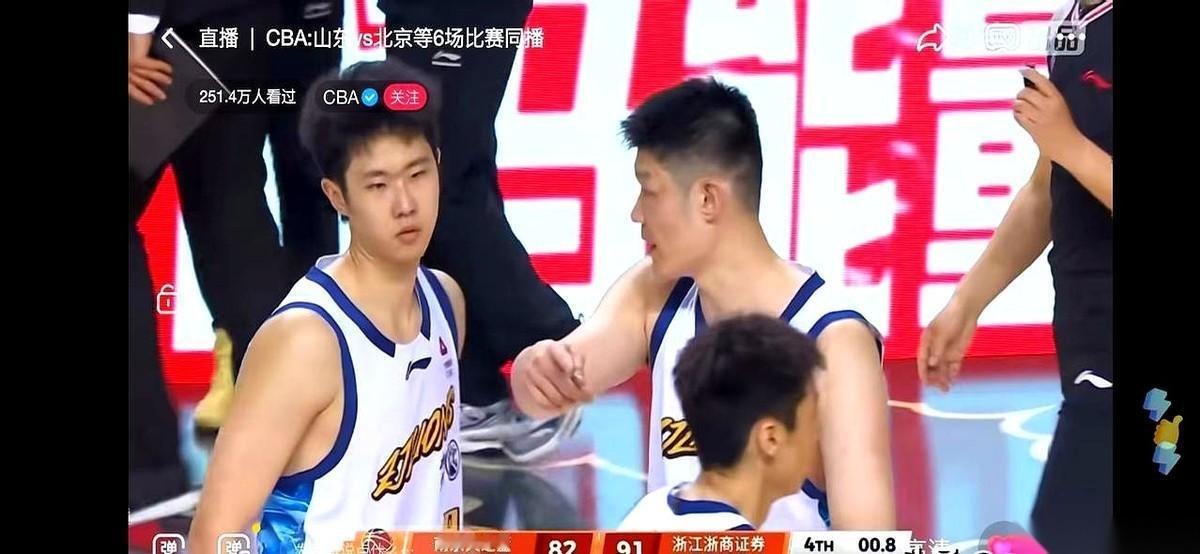 在广厦对阵南京的这场较量中，胡金秋用12分钟的表演，演示了什么叫作“一个人打赢一